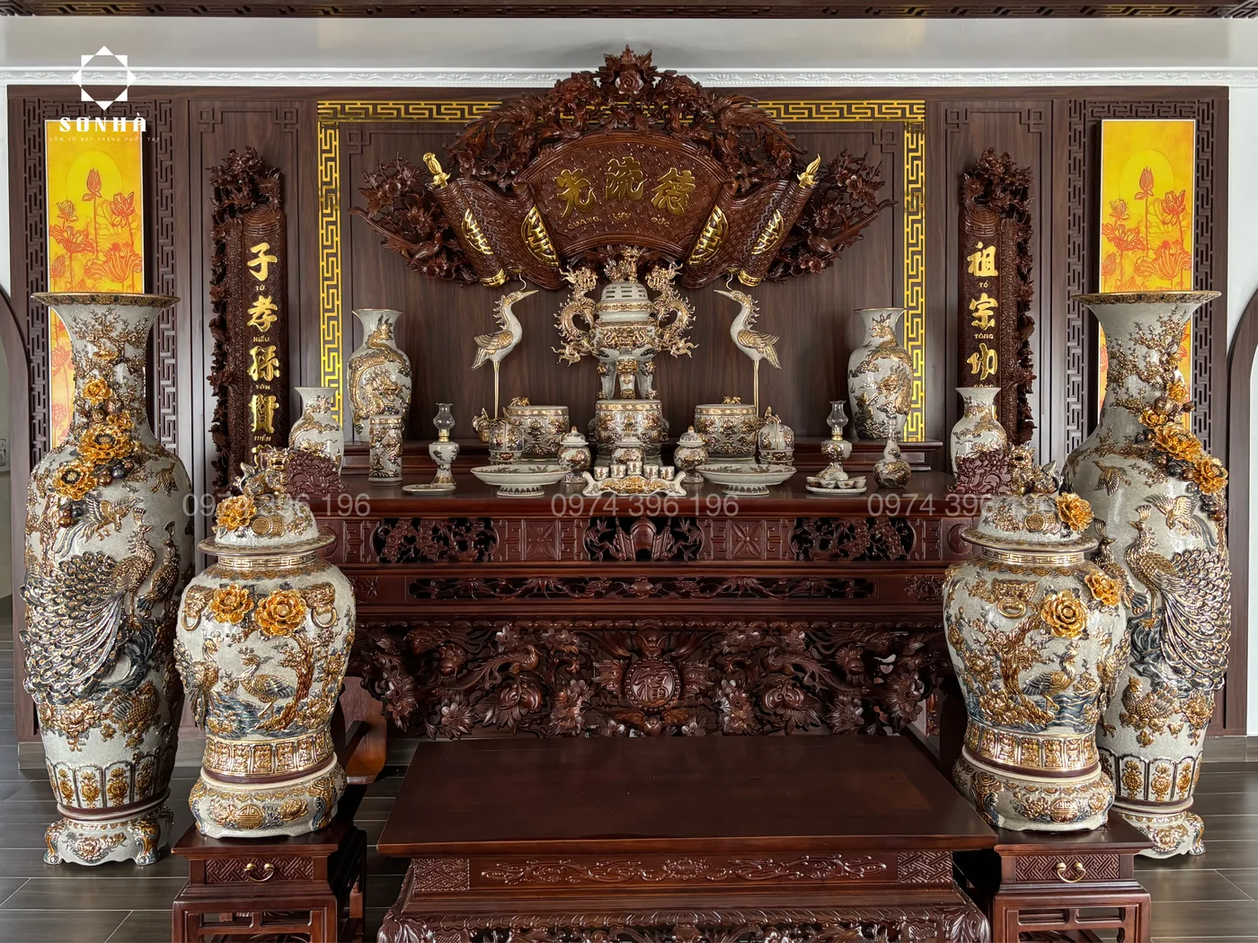 Trọn bộ đồ thờ men rạn đắp nổi vẽ vàng nghệ nhân, bày trên ban thờ gỗ