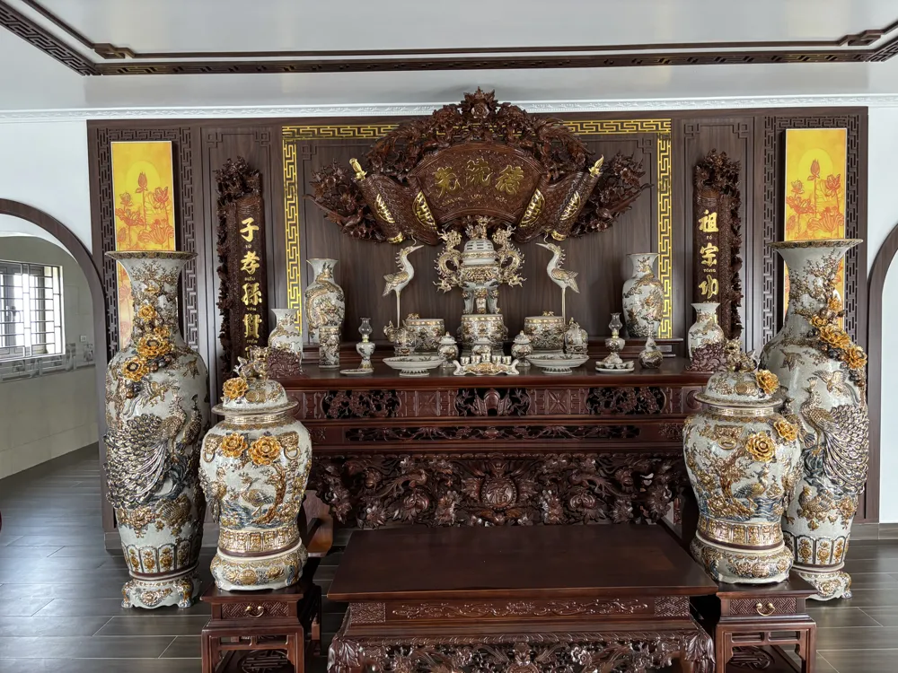 Toàn bộ gian thờ nhà anh Nhơn, Hải Dương: trọn bộ men rạn đắp nổi và cặp lộc bình